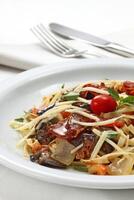 tagliatelle con carne, Bacon e verdure foto