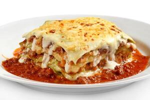 delizioso bolognese Lasagna su piatto foto