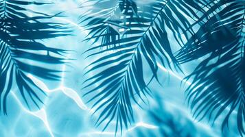 un' blu frondoso palma albero è riflessa nel il acqua foto