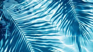un' blu frondoso palma albero è riflessa nel il acqua foto