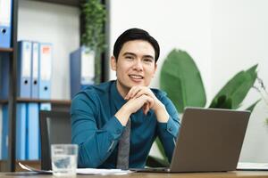 Immagine di asiatico maschio uomo d'affari Lavorando nel il ufficio foto