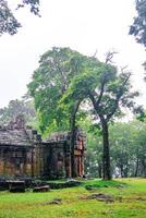 paesaggio storico parco. il antico tempio quello regali gli esseri umani è collocato nel della tailandese storico città. mondo eredità. foto