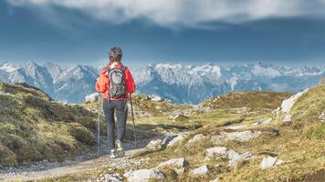 un' donna passeggiate su un' sentiero nel il montagne foto