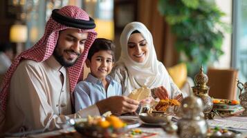 madre, padre e bambino celebrare eid al adha. il musulmano famiglia si riunirono per un' festivo cena. foto