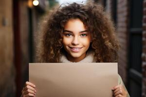 un' ragazza con afro riccioli detiene un' vuoto carta con un' modello nel sua mani. un' persona con un' bianca bandiera su il strada. foto