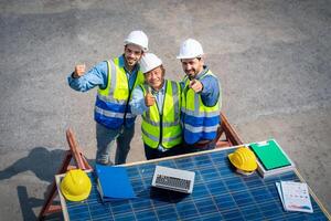 ritratto di ingegnere o caposquadra squadra puntamento su il futuro con carico contenitore sfondo a tramonto. la logistica globale importare o esportare spedizione industriale concetto. foto