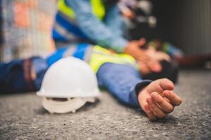 ingegnere o caposquadra ha un incidente mentre Lavorando su contenitore nave. la logistica globale importare o esportare spedizione industriale concetto. foto