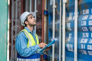 ingegnere indossa ppe controllo contenitore Conservazione con carico contenitore sfondo a tramonto. la logistica globale importare o esportare spedizione industriale concetto. foto