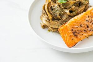 fettuccine al pesto spaghetti con filetto di salmone alla griglia foto