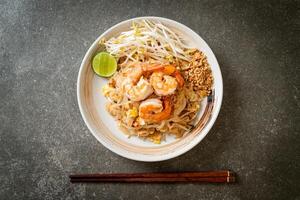 noodles saltati in padella con gamberi e germogli o pad thai foto