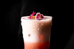 cocktail - infusa Vodka con fragola , infusa dolce Vermont con cioccolato, bianca uovo, sciroppo, lime succo, guarnizione con Magia pop foto