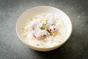 udon noodles con maiale in zuppa chiara foto