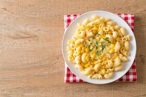 maccheroni cremoso Mais formaggio su piatto foto