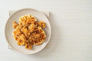 waffle di pollo fritto con miele o sciroppo d'acero foto