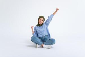 ritratto di giovane bellissimo donna con hijab su bianca sfondo foto