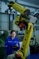 femmina robotica ingegnere Lavorando con programmazione e manipolando robot mano, industriale robotica disegno, alto Tech facilità, moderno macchina apprendimento. massa produzione automatici. foto