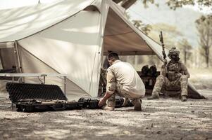 soldati nel camuffare uniformi pianificazione su operazione nel il campo, soldati formazione nel un' militare operazione foto