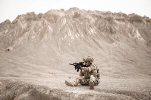 soldati nel camuffare uniformi mirando con loro fucili pronti per fuoco durante militare operazione nel il deserto soldati formazione nel un' militare operazione foto