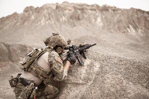 soldati nel camuffare uniformi mirando con loro fucili pronti per fuoco durante militare operazione nel il deserto soldati formazione nel un' militare operazione foto