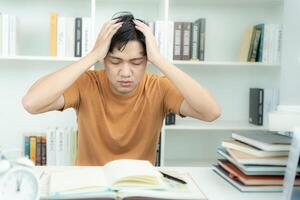 asiatico alunno uomo avere ansia perché di esami, maschio preparare per test e apprendimento Lezioni nel il biblioteca. fatica, disperazione, fretta, malinteso lettura, scoraggiato, aspettativa, conoscenza, stanco foto