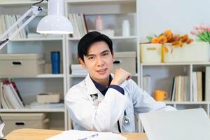 foto di giovane asiatico maschio medico Lavorando a ufficio
