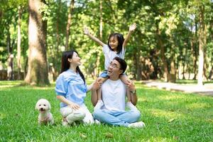 foto di giovane asiatico famiglia a parco