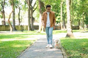 foto di giovane asiatico uomo con il suo cane