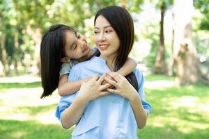 foto di asiatico madre e figlia a parco