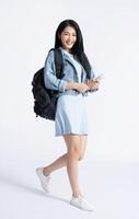 foto di giovane asiatico ragazza indossare vestito su sfondo