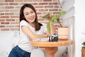 foto di giovane asiatico donna a casa