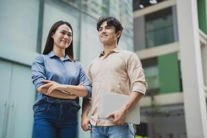 foto di giovane asiatico attività commerciale persone Lavorando all'aperto