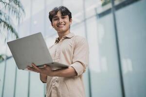 foto di giovane asiatico attività commerciale persone Lavorando all'aperto