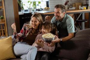 famiglia film notte, assorto nel emozionante scene a casa foto