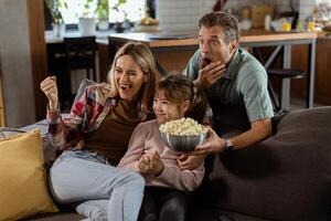 famiglia film notte, assorto nel emozionante scene a casa foto