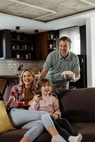 famiglia film notte, assorto nel emozionante scene a casa foto