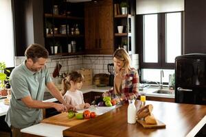 famiglia bonding tempo nel un' illuminata dal sole cucina foto