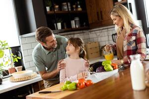 famiglia chat e preparazione cibo in giro un' vivace cucina contatore pieno con fresco ingredienti e cucinando utensili foto