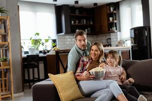 famiglia film notte, assorto nel emozionante scene a casa foto