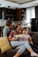 famiglia film notte, assorto nel emozionante scene a casa foto