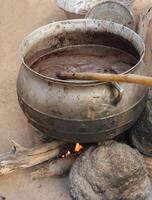 karitè burro prende cucinato nel villaggio foto