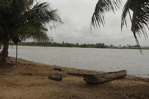 pescatori villaggio a il spiaggia di mille dollari popò, benin foto