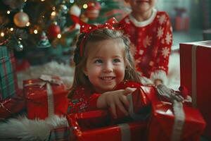 bambini apertura i regali su Natale mattina con famiglia. foto