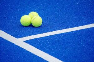 tre palle nel un' blu pagaia tennis Tribunale foto
