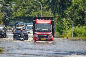 parecchi veicoli come come camion, biciclette e macchine erano intrappolati di acqua di inondazione nel greco reggenza, Indonesia, 21 febbraio 2024. foto