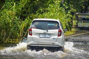 parecchi veicoli come come camion, biciclette e macchine erano intrappolati di acqua di inondazione nel greco reggenza, Indonesia, 21 febbraio 2024. foto