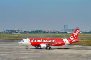 un airbus a320 aereo appartenente per aria Asia le compagnie aeree parcheggiata su il grembiule di Juanda internazionale aeroporto, surabaya, Indonesia, 29 luglio 2023. foto