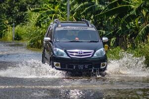 parecchi veicoli come come camion, biciclette e macchine erano intrappolati di acqua di inondazione nel greco reggenza, Indonesia, 21 febbraio 2024. foto