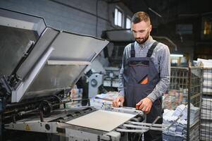 stampa Casa interno con moderno compensare Stampa macchina e operatore nel Lavorando uniforme controllo qualità e controllo processi di Stampa foto