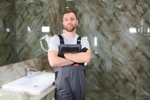 un' uomo è ambientazione il lavabo al di sopra di il Consiglio dei ministri nel il bagno foto