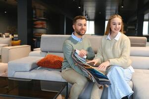 sposato coppia sceglie il migliore nuovo divano nel un' mobilia memorizzare foto